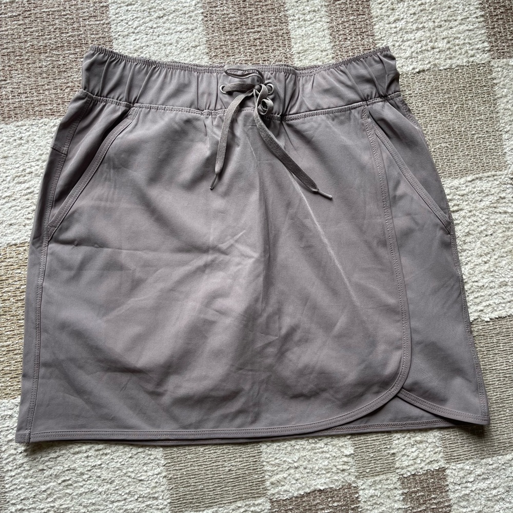 Women’s athletic skirt w/shorts